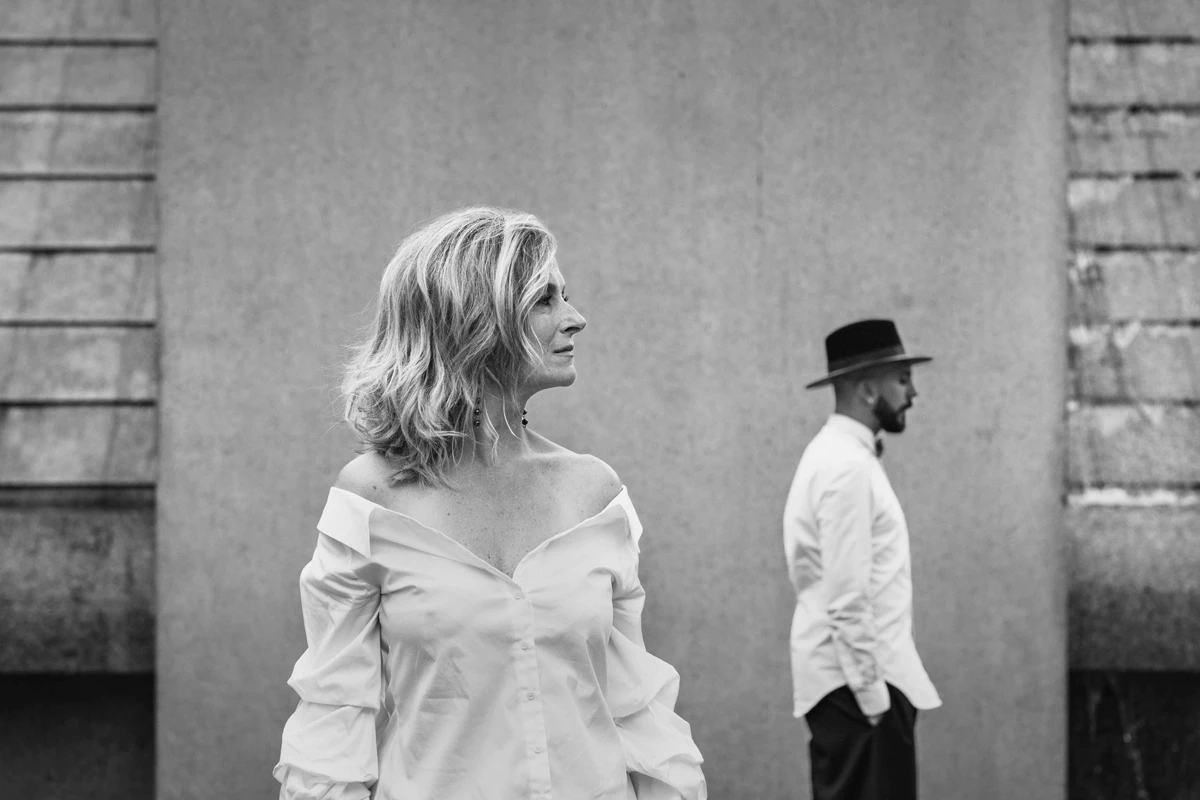 Couple de danseurs en noir et blanc dans les rues de Paris
