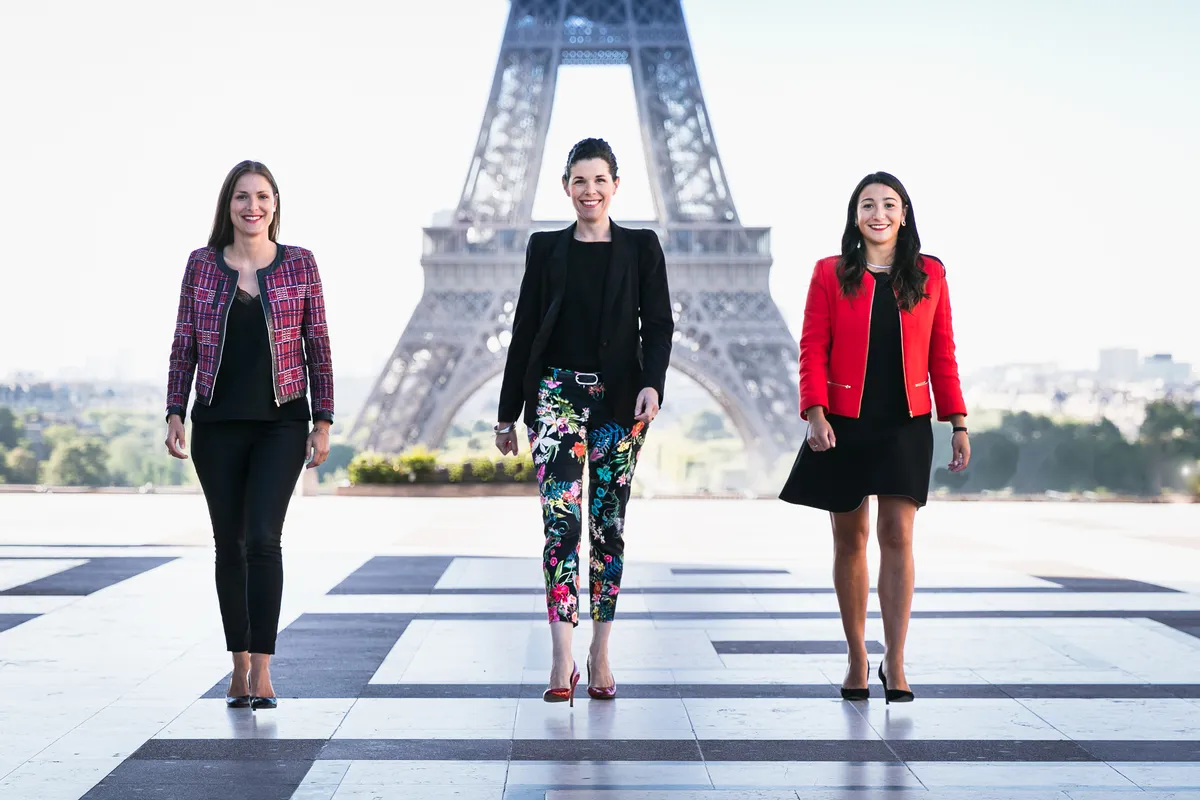 Trois dirigeantes marchant devant la tour Eiffel lors d'une séance de portrait professionnel à Paris.