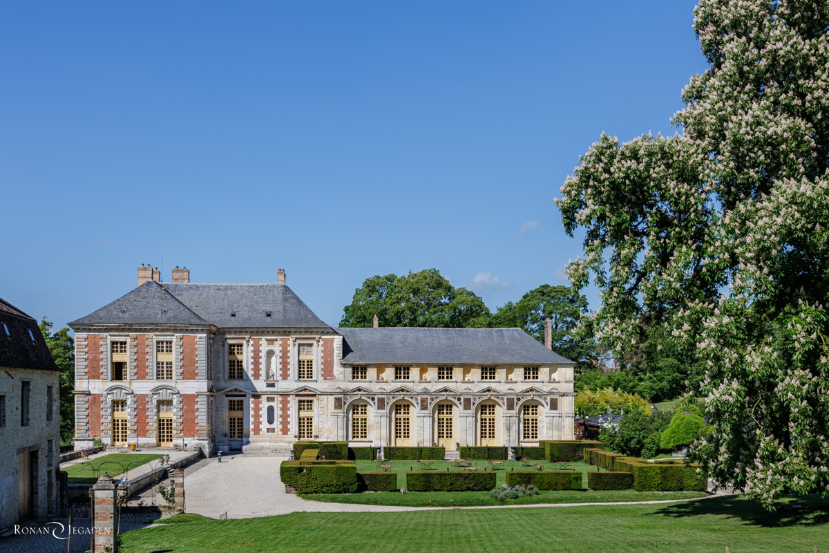 Vue du Château de Vallery, lieu de réception pour un mariage en Bourgogne