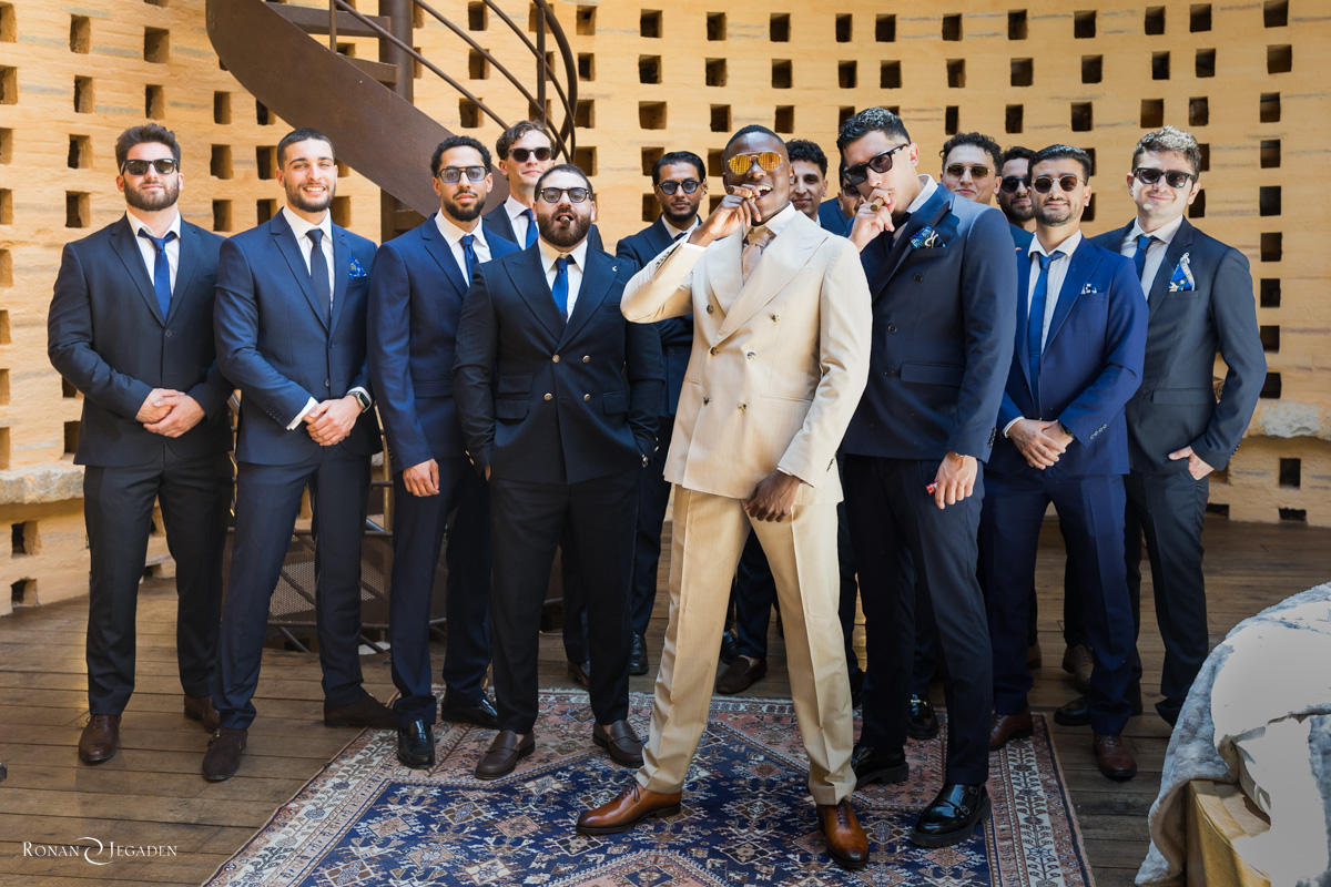 Photo de groupe des témoins et amis du marié avant la cérémonie au Château de Vallery