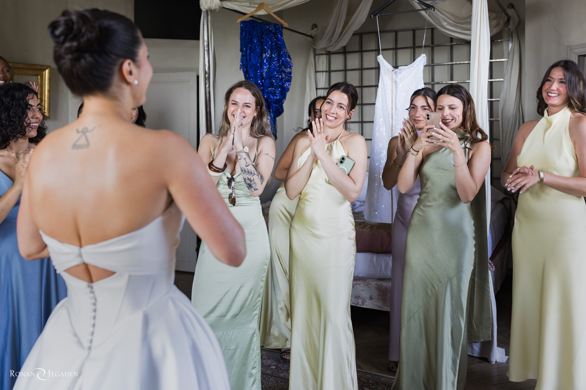 Réaction des demoiselles d’honneur découvrant la robe de la mariée au Château de Vallery