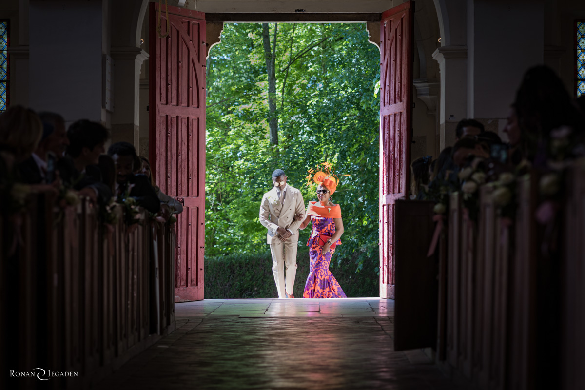 Arrivée des mariés à la cérémonie religieuse au Château de Vallery