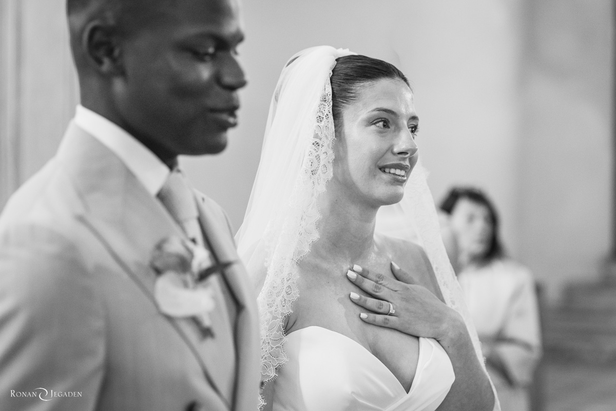 La mariée émue pendant la cérémonie religieuse La mariée émue pendant la cérémonie religieuseLa mariée émue pendant la cérémonie religieuse au Château Vallery