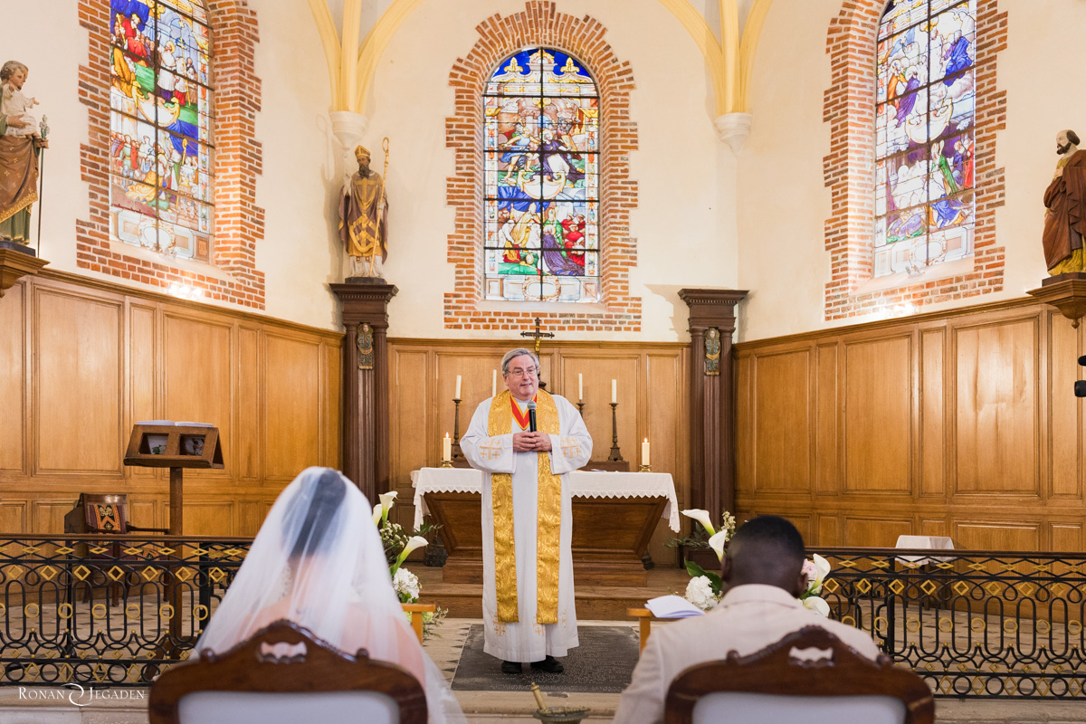 Cérémonie de mariage dans une église au Château Vallery en Bourgogne