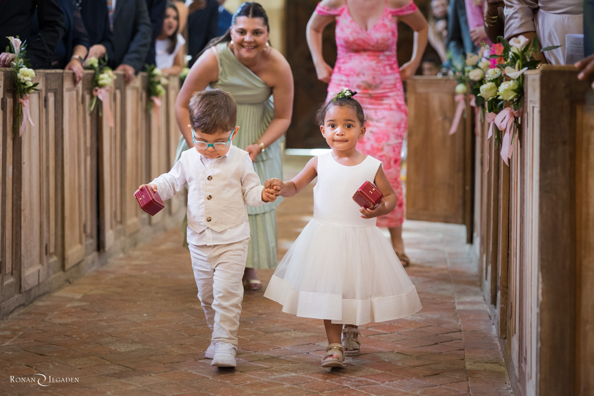 Enfants avançant dans l’allée pendant la cérémonie de mariage