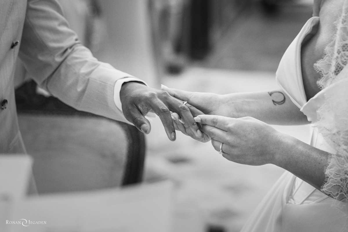 Échange des alliances pendant la cérémonie religieuse