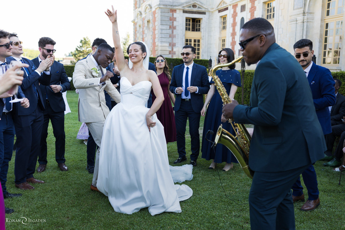 Ambiance festive lors du cocktail de mariage au Château de Vallery