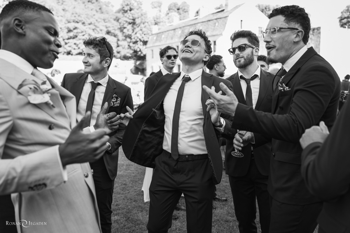 Invités dansant lors du cocktail de mariage