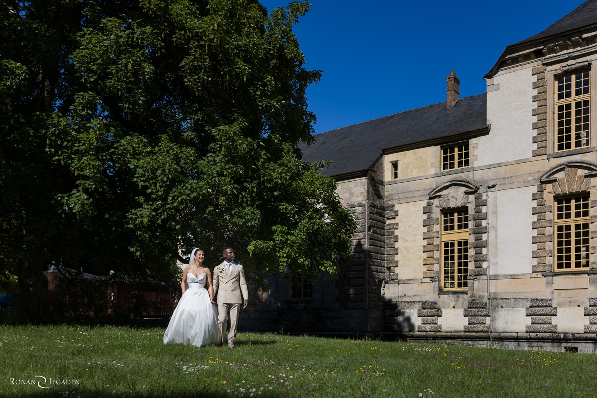 Les mariés se promènent dans les jardins du Château de Vallery