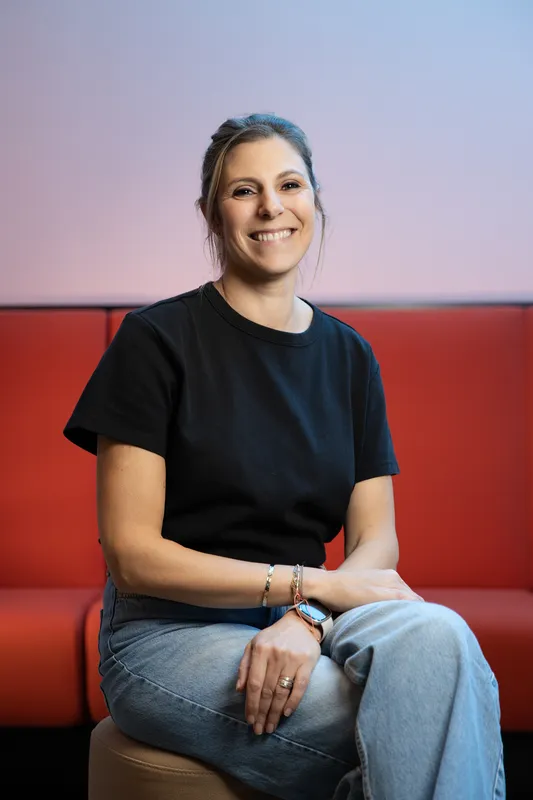Portrait professionnel d’une collaboratrice réalisé dans son environnement de travail avec une approche naturelle et authentique.