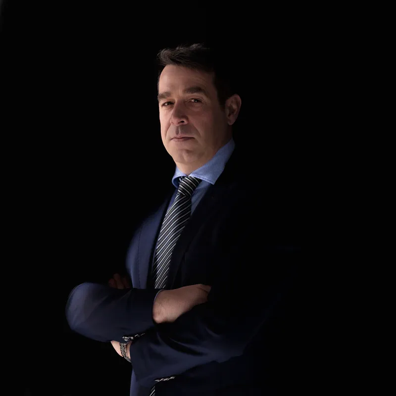 Portrait de dirigeant réalisé avec un éclairage studio contrasté pour valoriser l’autorité et la présence professionnelle.
