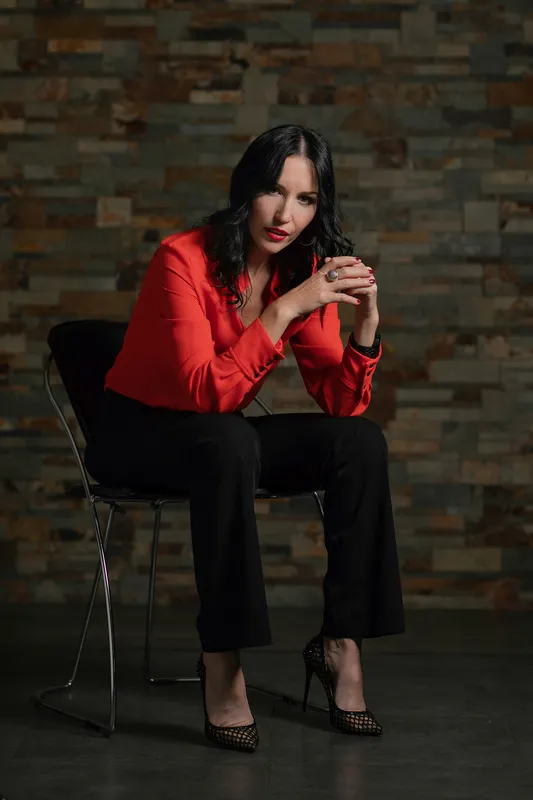 Portrait professionnel d’une entrepreneure réalisé avec une mise en scène élégante pour valoriser sa personnalité et son expertise.