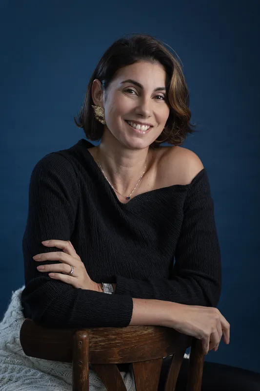 Portrait corporate d’une dirigeante réalisé avec une approche humaine et naturelle pour inspirer confiance.