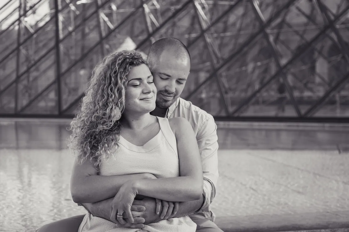 Portrait en noir et blanc d’un couple enlacé pendant une séance photo de couple à Paris.