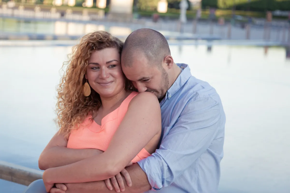 Portrait tendre d’un couple réalisé devant le Louvre lors d’une séance d’engagement à Paris.