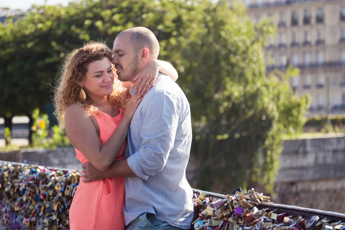 Portrait naturel d’un couple sur les quais de Seine pendant une séance photo à Paris.
