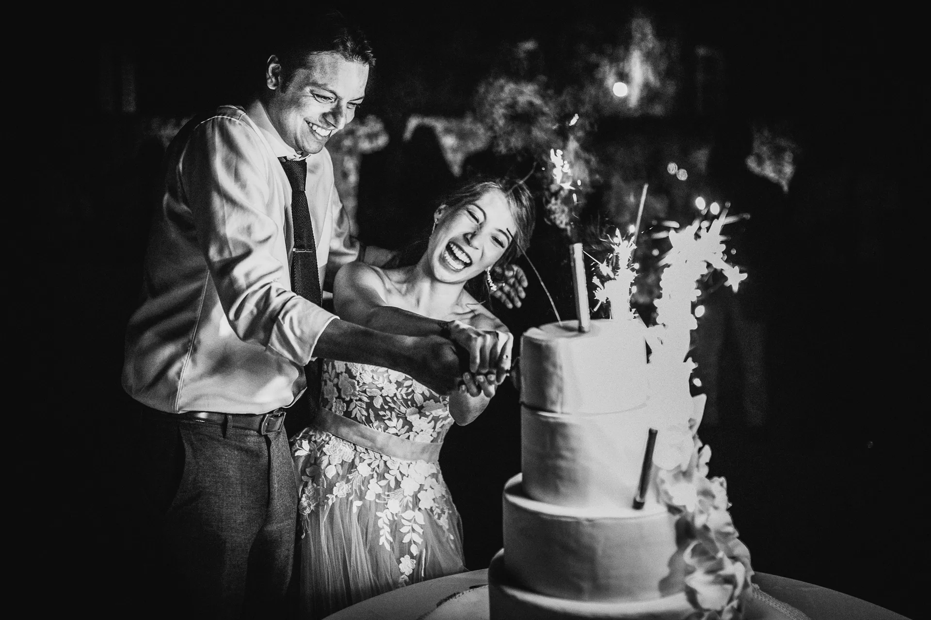 Couple venu des USA se marier à Paris, coupant son gâteau de mariage entouré d'étincelles.