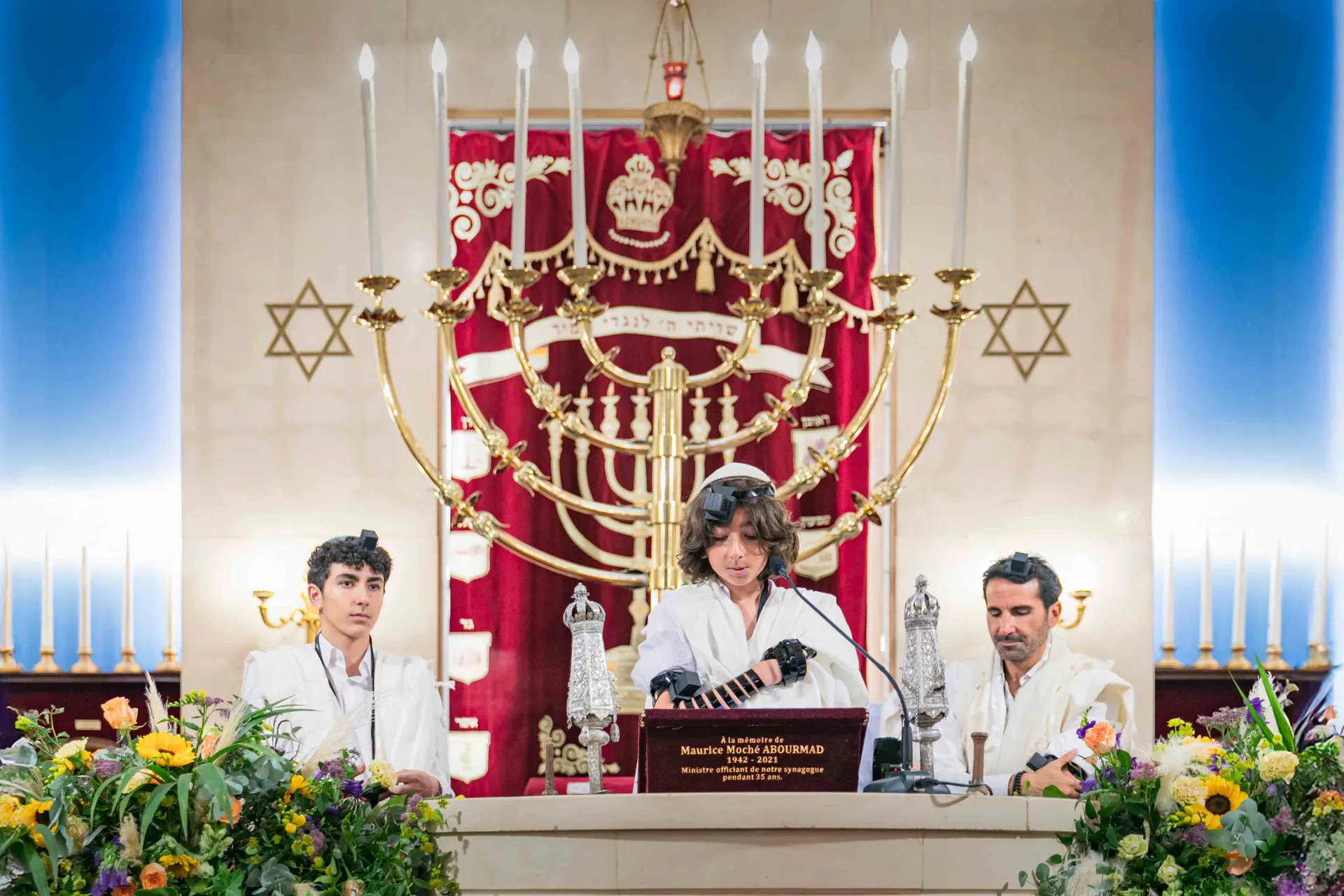Vue frontale de l'arche sainte fleurie lors d'une cérémonie de Bar-Mitzvah dans une synagogue à Paris