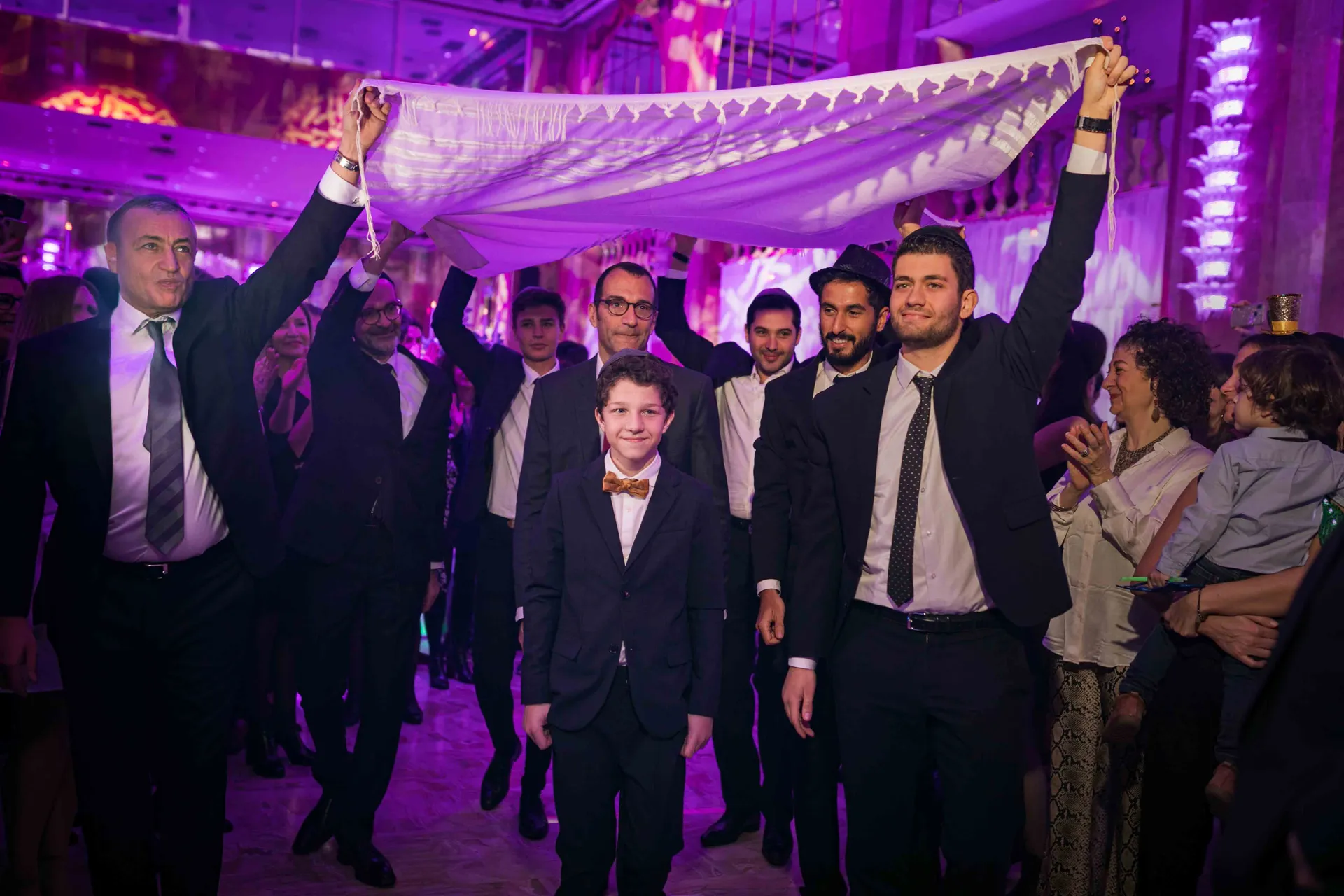 Entrée du jeune Bar-Mitzvah sous une haie d'honneur, réception aux Salons Hoche à Paris