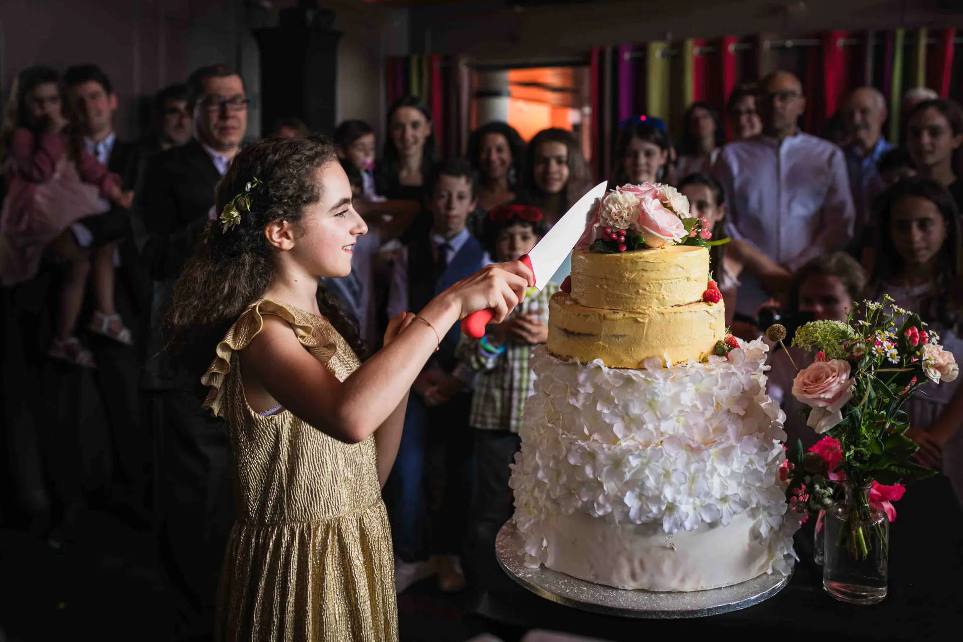 Jeune fille coupant son gâteau lors de la réception de sa Bat-Mitzvah à Paris