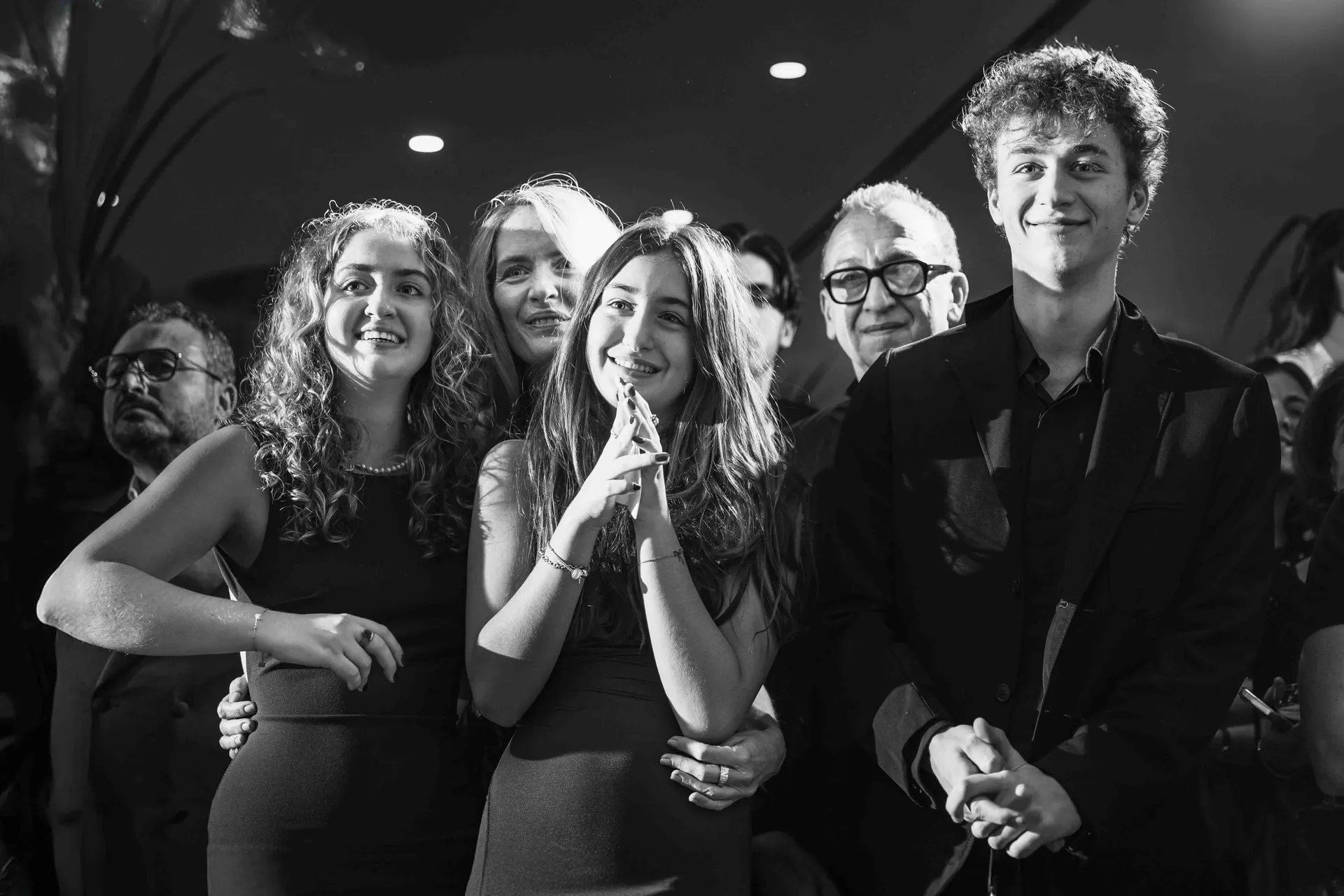 Famille réunie et souriante pendant un discours en soirée, réception de Bat-Mitzvah à Paris