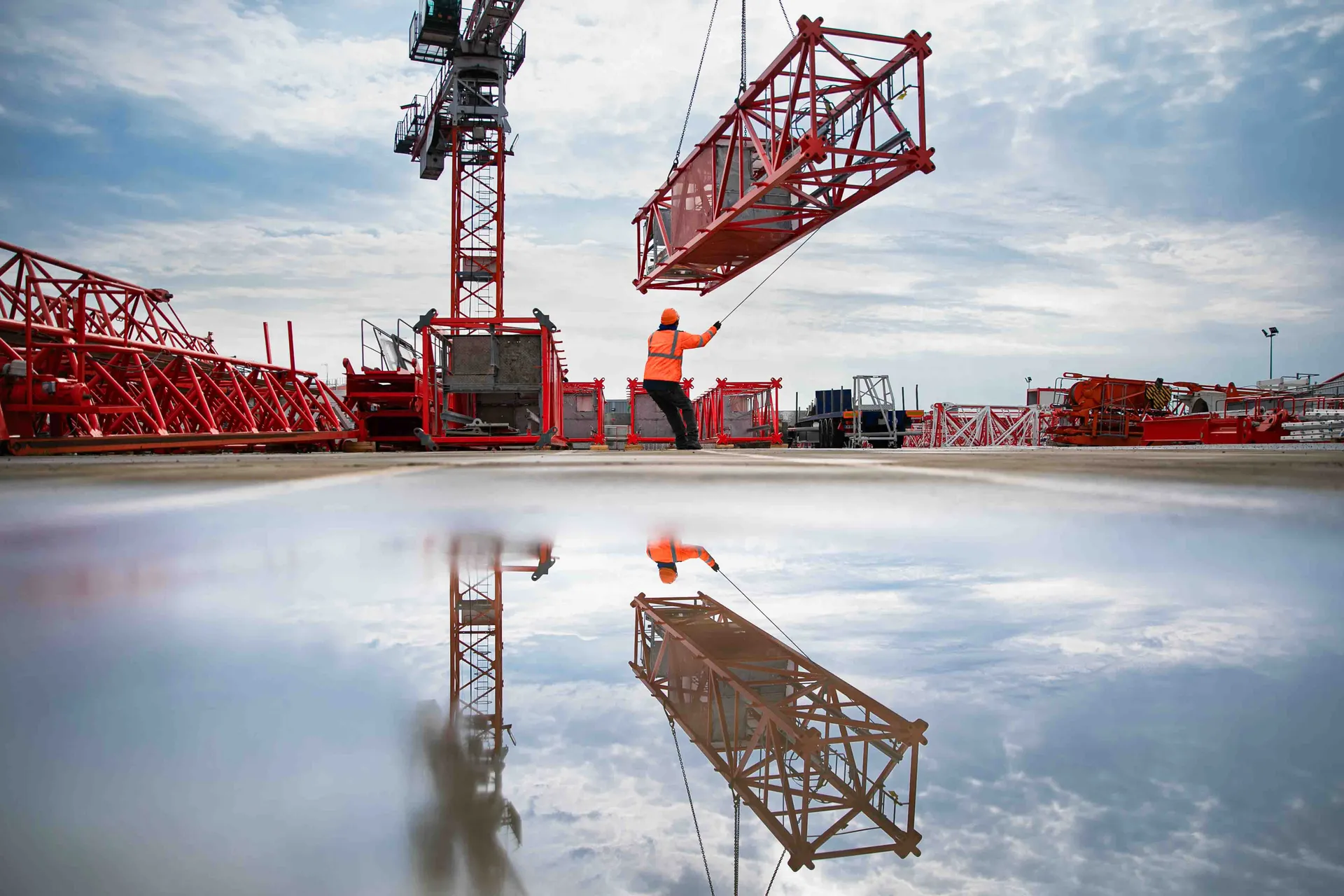 Grue et reflet dans l'eau sur un chantier Bouygues Bâtiment à Paris