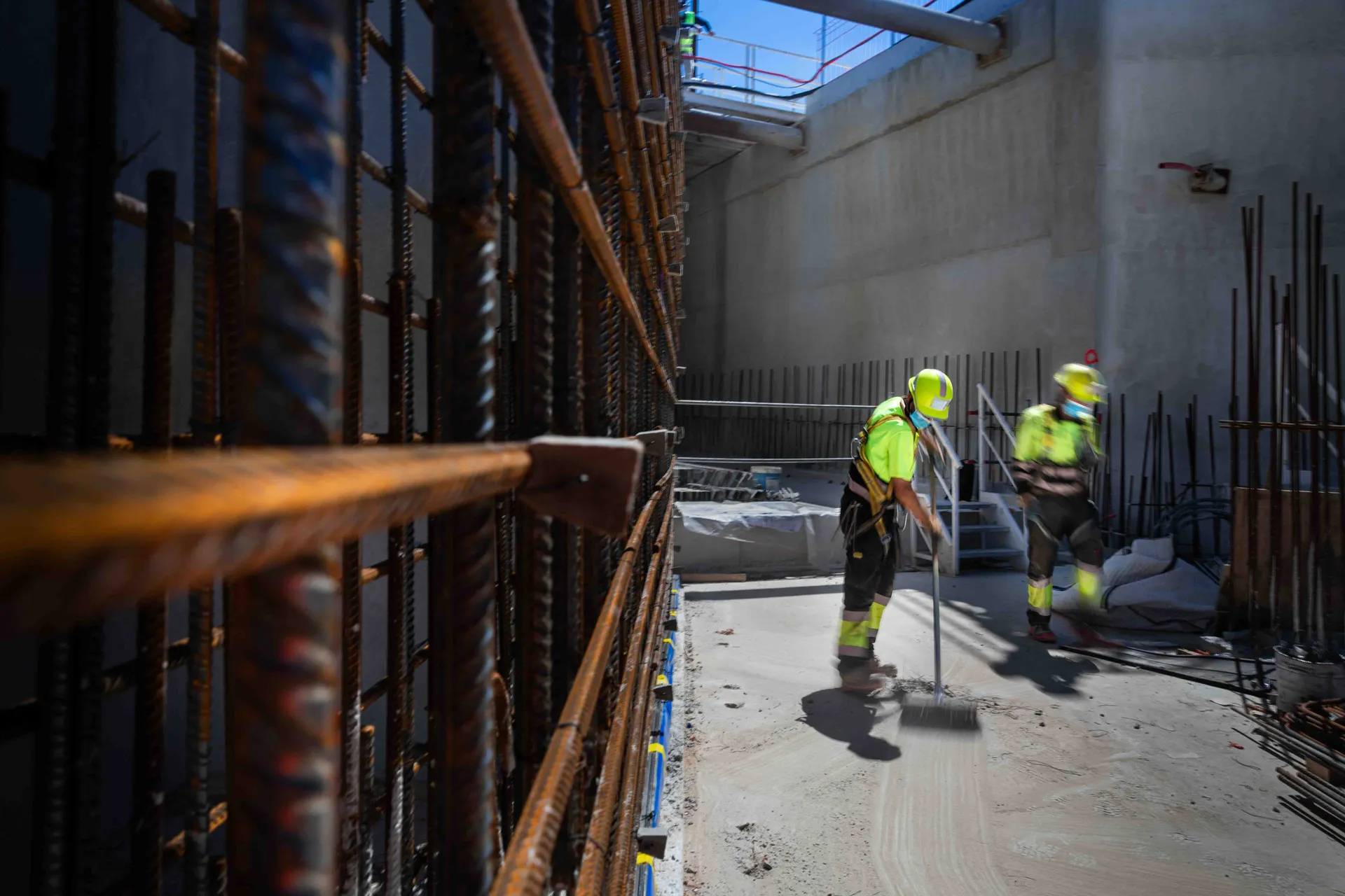 Photographe de chantier à Paris — armatures métalliques et ouvriers sur un chantier Sendin