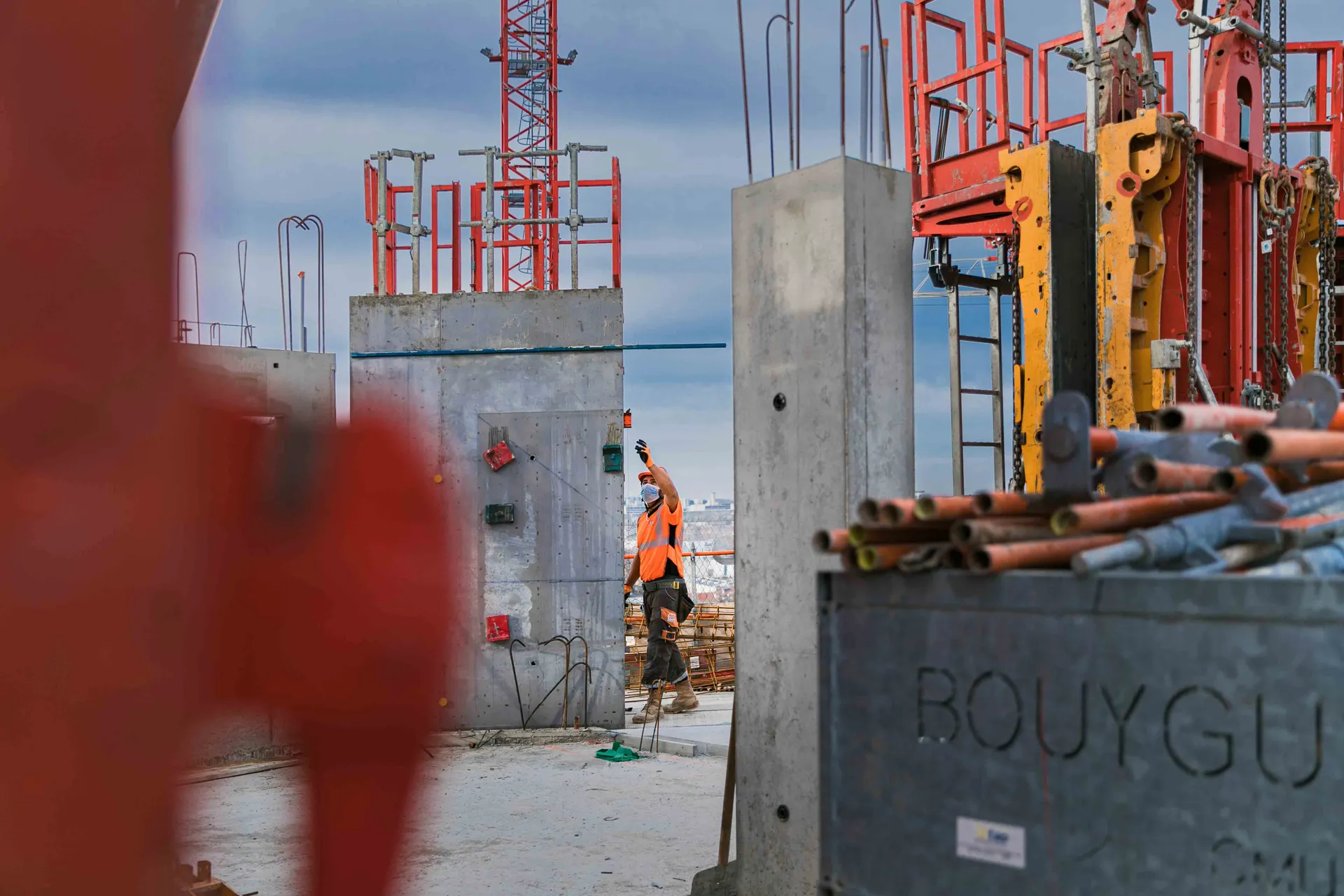 Photographe de chantier à Paris — grue et structures sur un chantier Bouygues