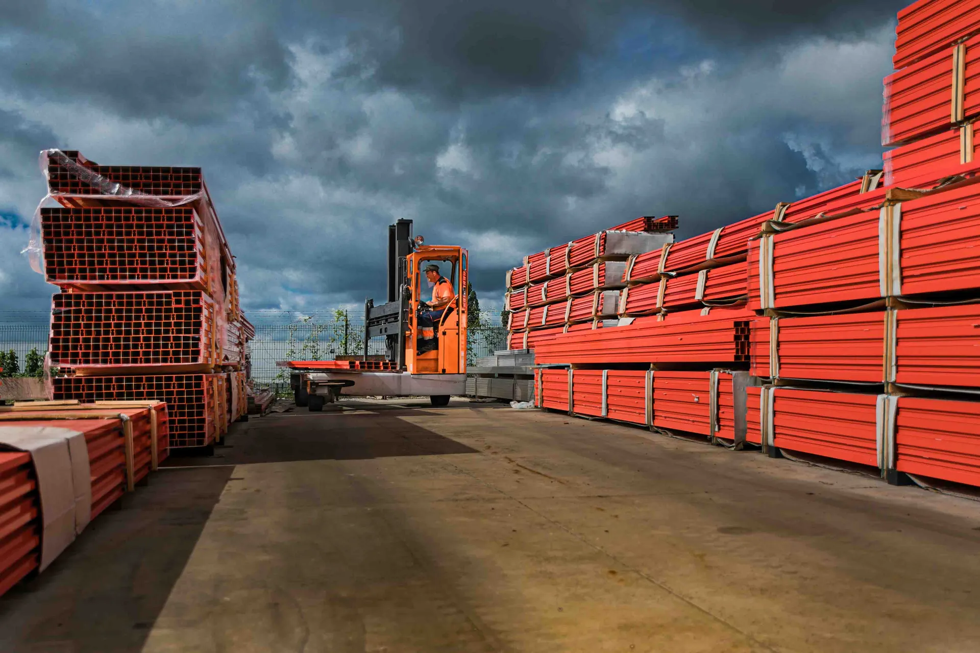 Manutention de matériel Bouygues sur un site de stockage à Paris