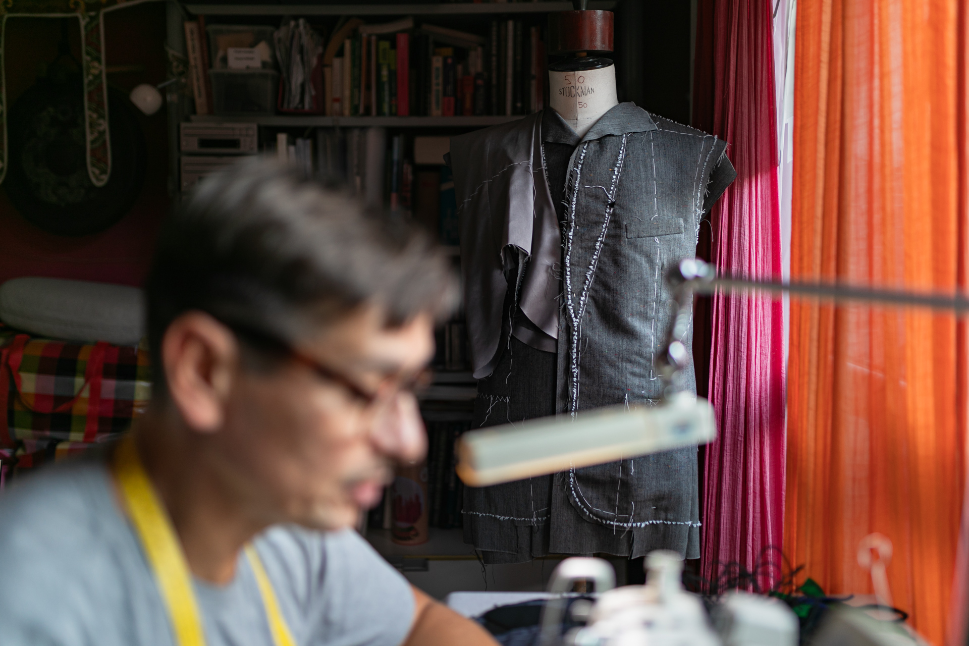 Costumier travaillant le tissu sur mesure dans son atelier à Paris