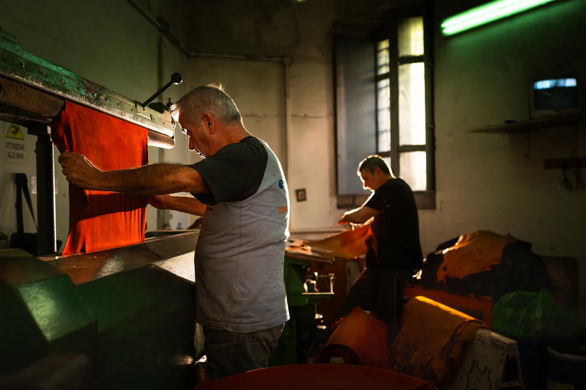 Artisan travaillant le cuir de mouton dans un atelier de ganterie à Naples pour Omega