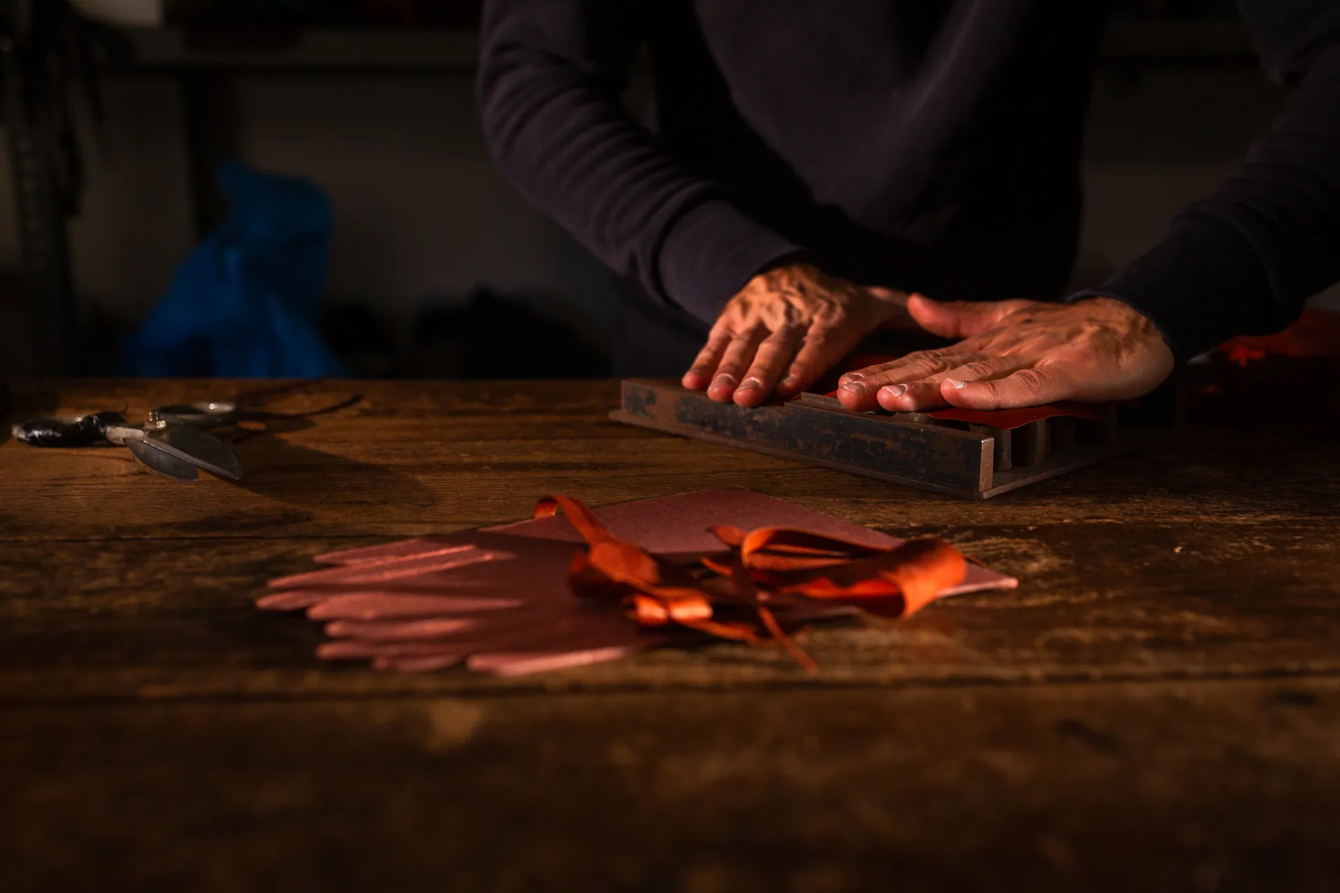 Découpe du cuir dans un atelier de ganterie Omega à Naples