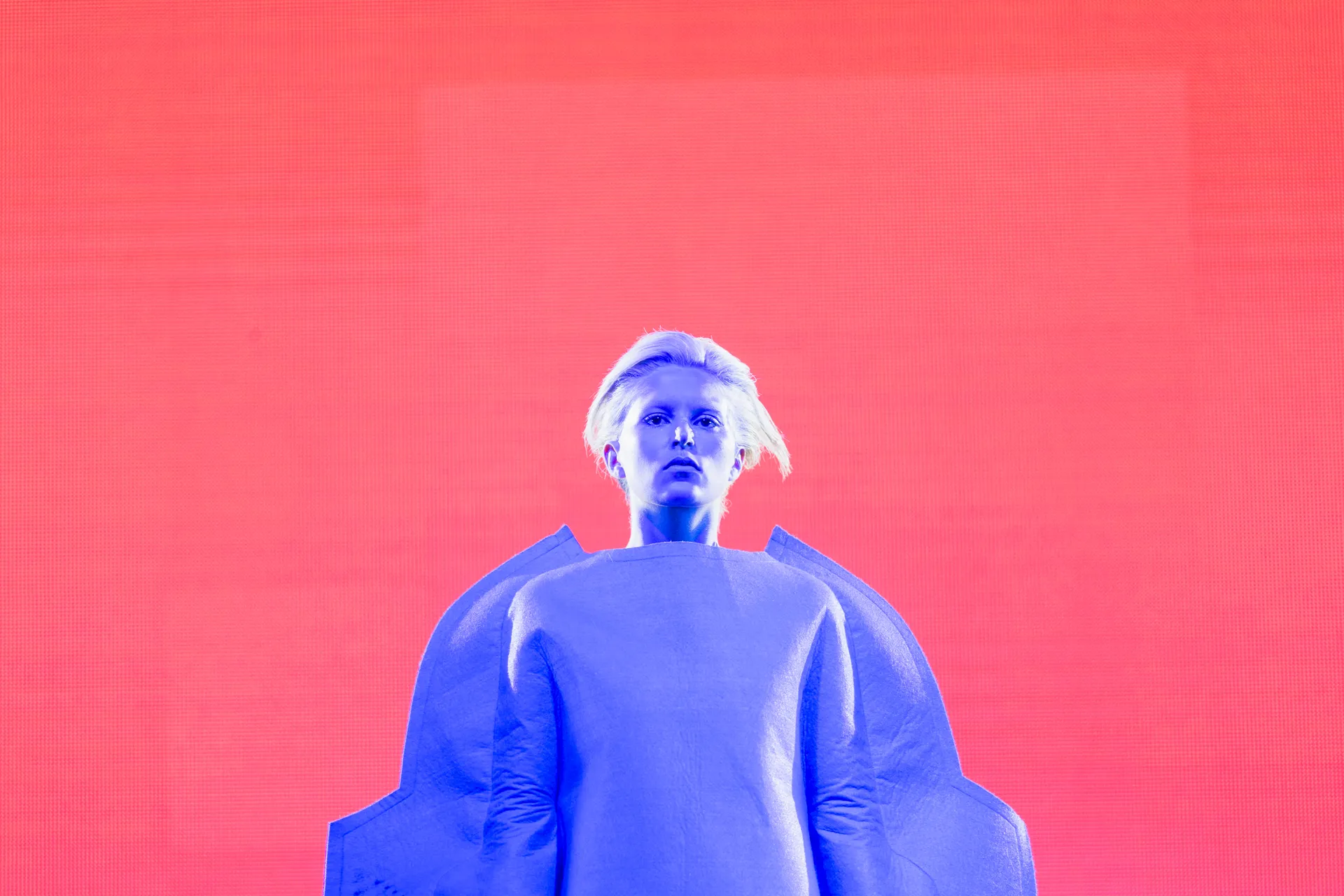 Portrait en clair-obscur bleu et rouge lors d'un événement Schwarzkopf