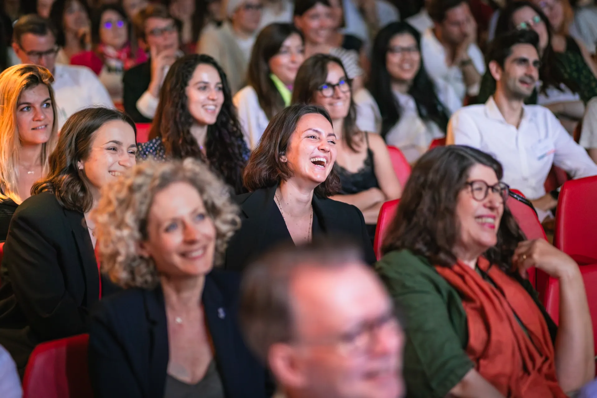 Public attentif lors d'une conférence Schlumberger à Paris