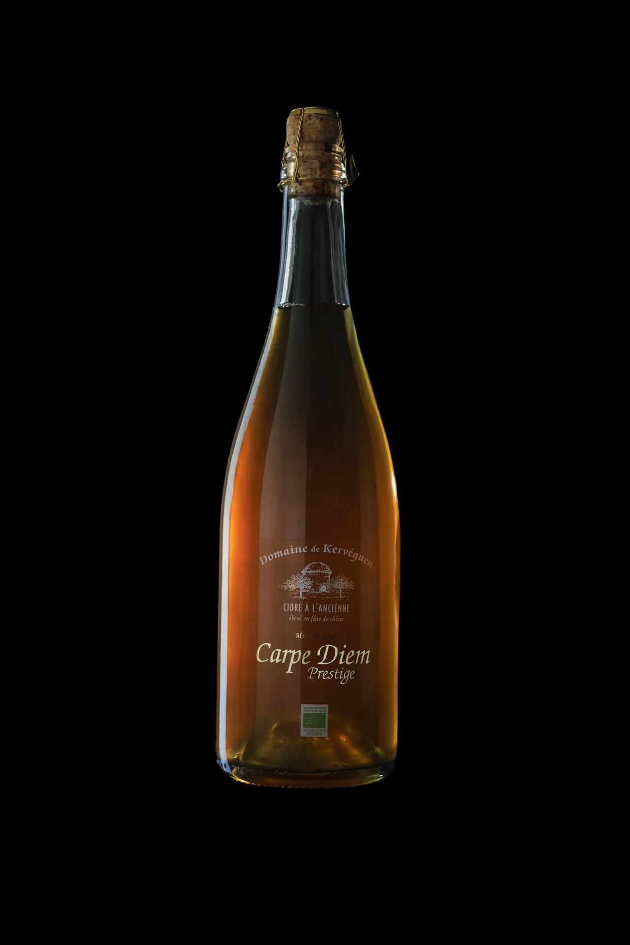 Photographie produit d'une bouteille de cidre breton du Domaine de Kervéguen, fond noir en studio