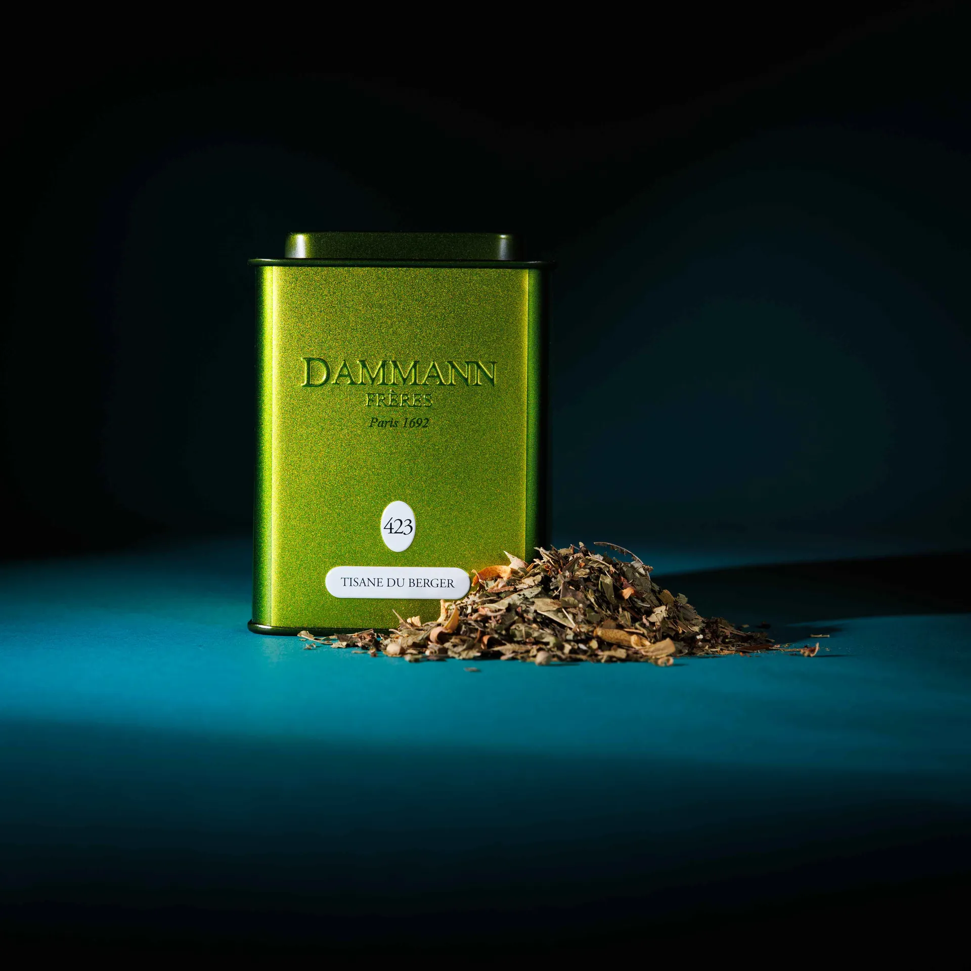 Photographie produit d'une boîte à thé Dammann Frères, mise en scène avec feuilles de thé