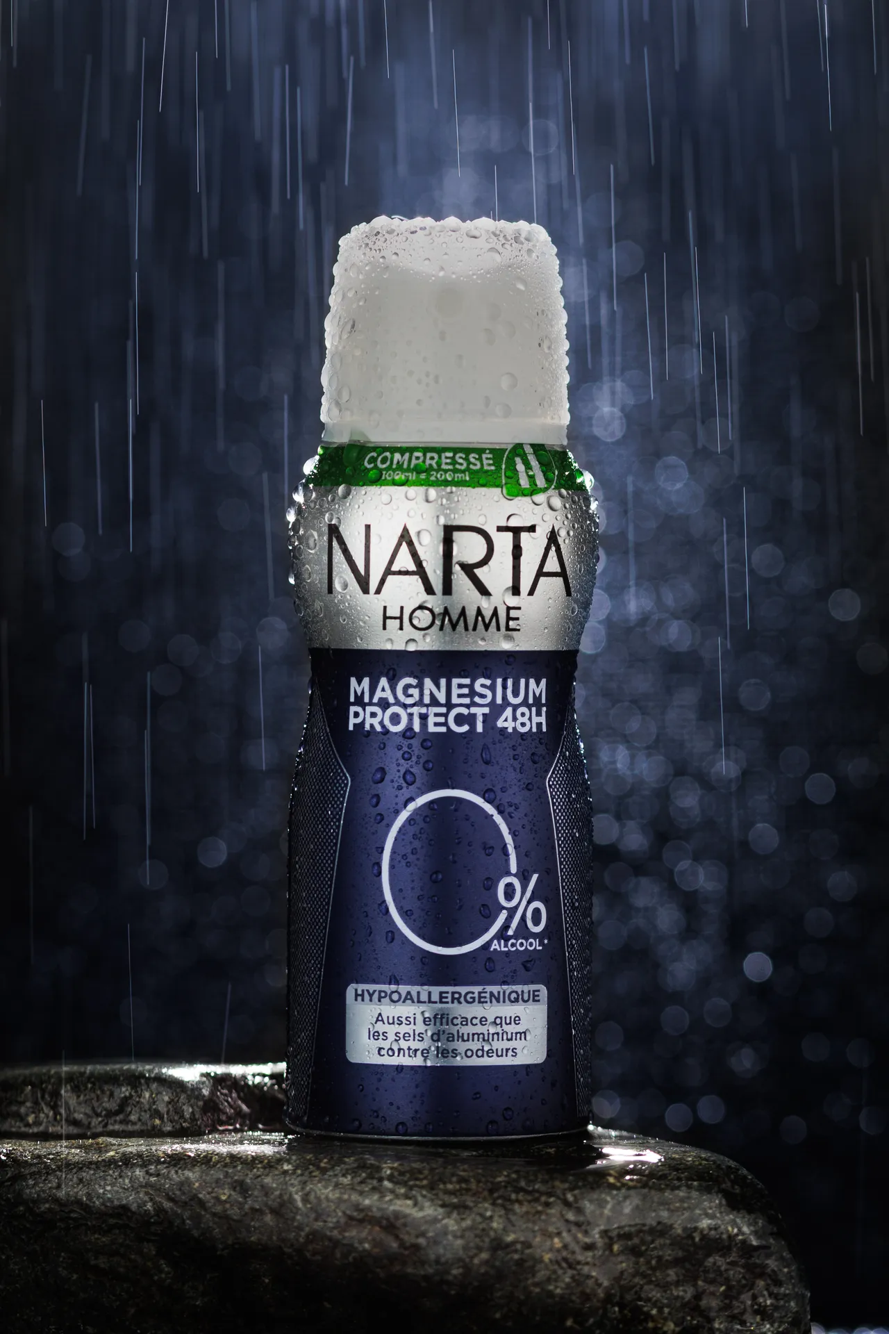 Photographie esthétique d'un déodorant Narta, effet d'eau ajouté en studio