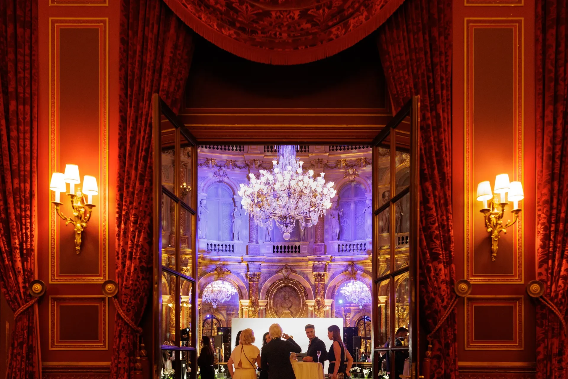 Présentation d'un coffre-fort de montres de luxe à l'InterContinental Paris Opéra